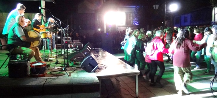 Imagen de la actuacin de Llan de Cubel y gente bailando