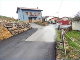 Principio de la carretera, en el entronque de El Requexu. Ms abajo, final de la misma, ya embarrada, en el tramo hacia Ceceda.