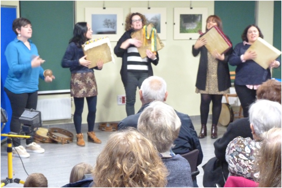 El Colectivo Muyeres sorprendi, cantando con sus pandeiros