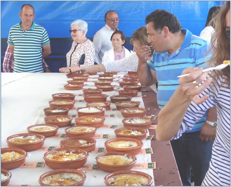 Finalizada la labor del Jurado, el pblico se lanz a probar de las cazuelas concursantes. La nmero 5 de la derecha, comenzando por este lado inferior de la foto, corresponde a la ganadora, a la que slo le quedan las arraaduras./ Foto: EL ECO.