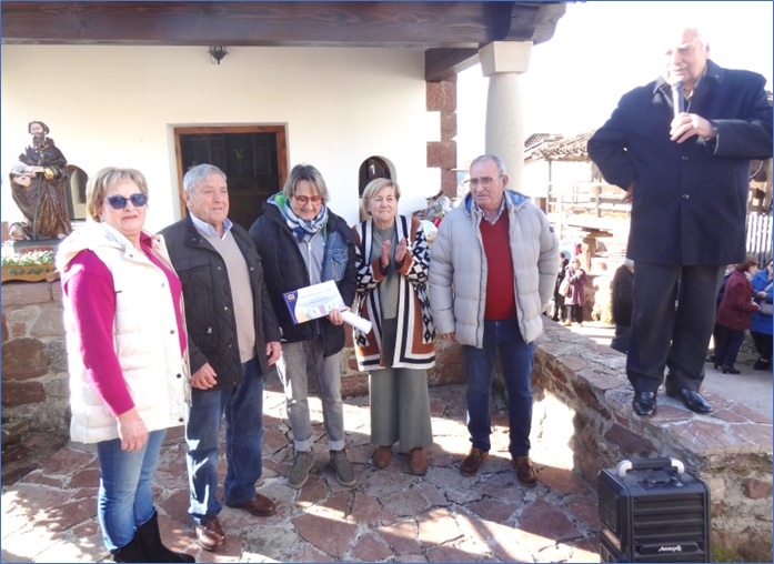 Maxi, en el centro, fijando su mirada en la placa, con el presidente de la Junta Vecinal (Roberto Arboleya, a la izquierda) y su vocal (Enrique Meana, a la derecha), ms sus respectivas esposas, Ana y Berta. Ms a la derecha, Juanjo.