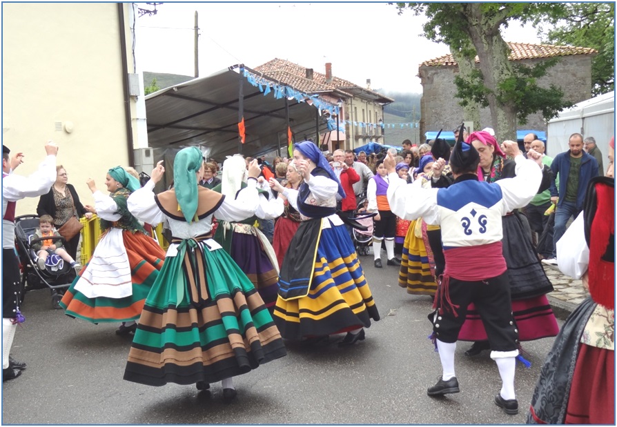 Reconocimiento extra-municipal. Los Yerbatos y El Corriellu la Pandorga llenaron de ambiente, con sus bailes y msicas, el escenario festivo. Y no se fueron, esta vez, sin un reconocimiento, por vez primera forneo, en la persona de Carmen Pandiella, ya p