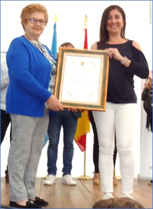 Lucita campos recibiendo el diploma de manos de la Primera Teniente de Alcalde Arabela Garca Costales