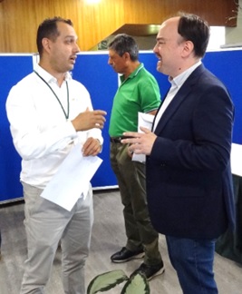 El actual Secretario municipal, Luis Carlos Prendes Veiga (a la derecha), dialogando con el candidato del PP a la Alcalda, Gacel Snchez, tras finalizar la sesin constitutiva, el pasado 17 de junio. | EL ECO