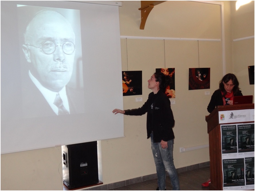 Mara Josefa (encarnada aqu -el 8/11/2015- por la actriz Eva Rufo), con Ana a su lado, dirigindose a su gran mentor, Toms Navarro Toms (director de la Biblioteca Nacional cuando caan las bombas sobre Madrid, meti los libros bajo tierra y fue el lt
