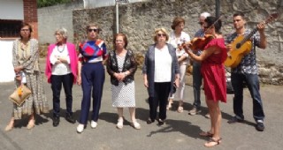 El Coro vecinal que cant la Misa y que interpret el Viva Santa Ana en Les Dances, con Mnica Acevedo al violn y Diego Parada a la guitarra.