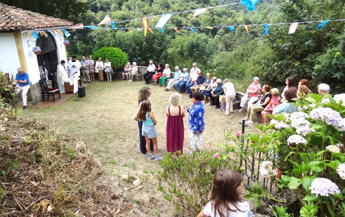 Gente escuchando la misa