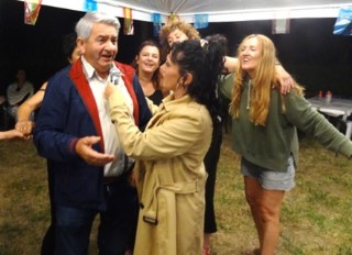 Mireya, ofreciendo el micrfono a Lolo... y descubrindolo.