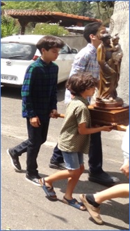 Nios porteando a San Jos.