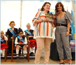 Maite recogiendo su premio