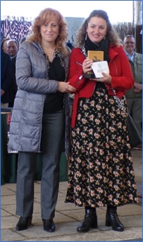 Maite Vitines recibiendo el premio de manos de Lorena Villar Concejala del Ayuntamiento de Villaviciosa