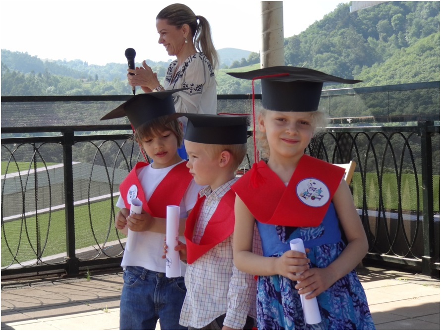 Maite con los graduados
