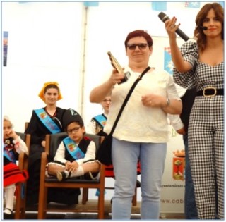 Margarita recogiendo su premio