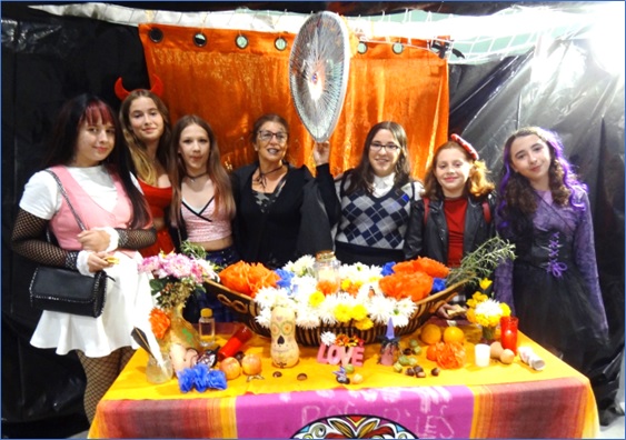Mari Juli, con el grupo de chicas que la ayudaron