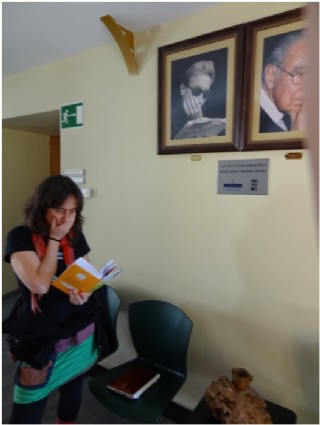 Ana Zamora, ante los retratos de sus abuelos en nuestra Casa de Cultura, intentando imitar el gesto lector de Mara Josefa.