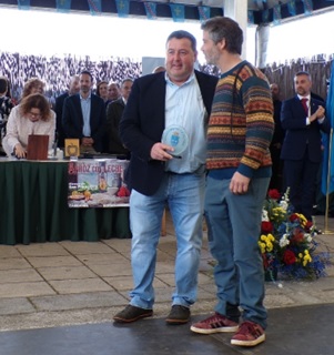 Marino Barriocanal, en el momento de recoger el trofeo de las manos de Armando Guti�rrez Concejal del Ayuntamiento de Pilo�a