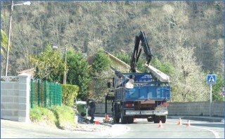 Trabajos para la eliminacin del poste de hormign en el Retiro
