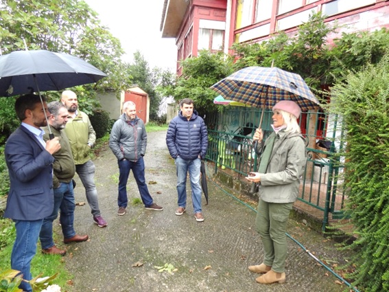 Zona del camino, por delante de estas casas y de un garaje, a privatizar, en imagen del 8 de noviembre, con la solicitante dando explicaciones a las autoridades de la Consejera y del Ayuntamiento que inauguraron el nuevo vial.