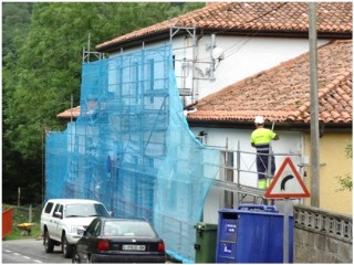 Andamiaje y malla protectora durante las obras de rehabilitacin de fachada en el edificio escolar de Santa Eulalia, a cargo del Taller Local de Empleo, este ao. Vecinos piden mayor inspeccin en las obras privadas./ EL ECO