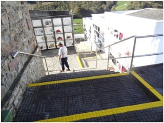 Sealizacin para sealar las escaleras en el cementerio de Santa Eulalia