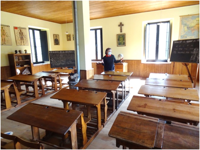 La escuela de 1939 a 1975, el pasado sbado, con acumulo provisional de pupitres procedentes de otras estancias, hasta que concluyan las obras de adecuacin de espacios./  EL ECO