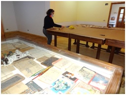 En primer plano, detalle de la historia del Libro escolar, en vitrina de mesa./ EL ECO
