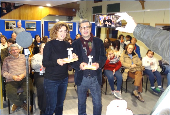 Los Hermanos Hevia muestra el pegollu (smbolo del Premio Lloris), con parte del pblico detrs.