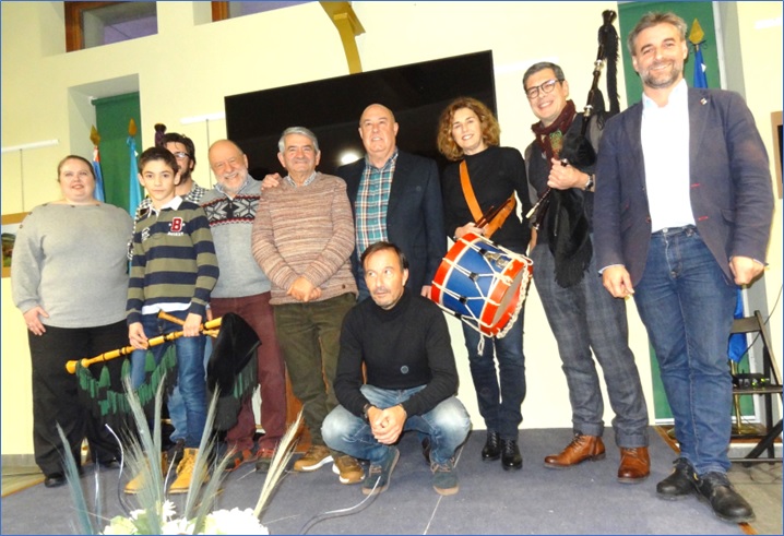 De izquierda a derecha: Lorena Corripio, Diego Maana, Rodrigo Joglar, Jos ngel Garca, Jos Manuel Robledo, Gabriel Gonzlez, Mara Jos Hevia, Jos ngel Hevia y Gerardo Fabin (Alcalde). Agachado, William Lloris.