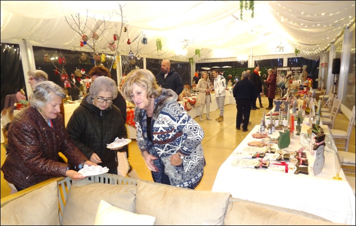 Carolina, Carmen y Josefina, ultimando detalles, en la inauguracin. | EL ECO