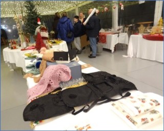 Dengues (en primer plano), con otras manualidades.