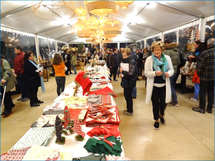 Imagen de Josefina Prida recorriendo el mercadillo navideo