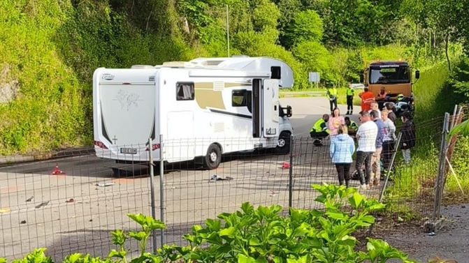 Lugar del accidente, ante la valla de la edificacin que fue bar de Esteban Prieto. Sobre la autocaravana asoma el tejado de la antigua casa de Carlos.