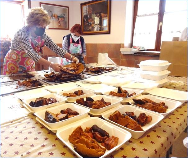Mujeres preparando las raciones de boroa para ser estregadas