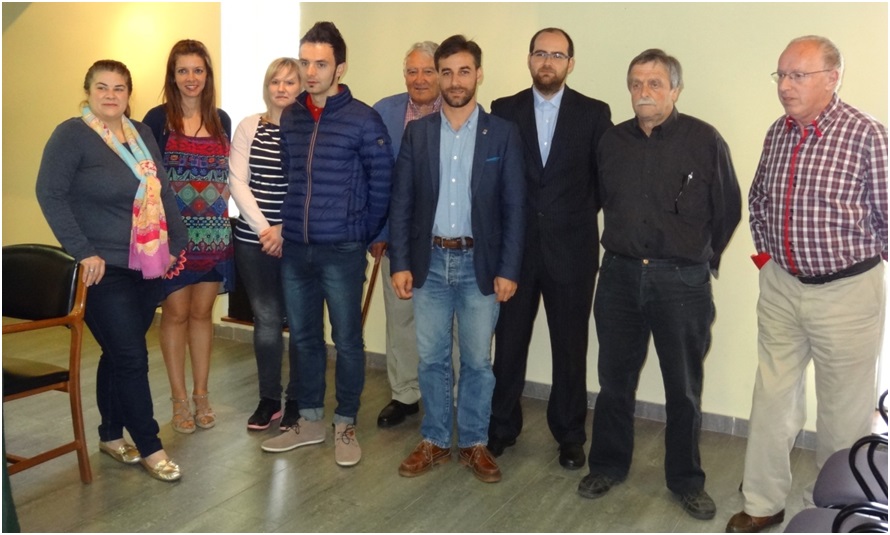 Foto de grupo, al final de la sesin. De izquierda a derecha: Virginia Naredo, Almudena Robledo, Graciela Snchez, David Ovn, Agustn Vega, Gerardo Fabin (Alcalde), Ramn Meana, Fernando Garca y Jos Manuel Llera./ EL ECO