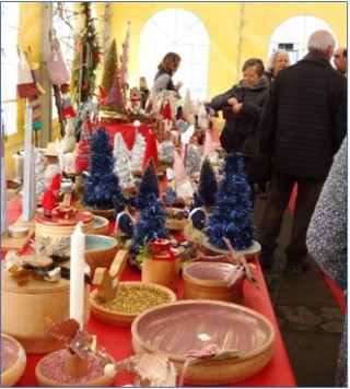 Algunos de los objetos navideos en el mercadillo de navidad