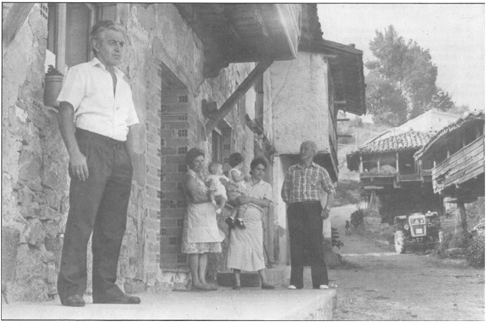 En 1987, delante de su casa, en primer plano, con su esposa, Edelmira (que tiene en brazos a su nieta, Tamara); ms a la derecha su hija, Mara del Carmen (con Sheila, tambin nieta e hija de la citada, al igual que la anterior); y su padre, Vctor Naredo