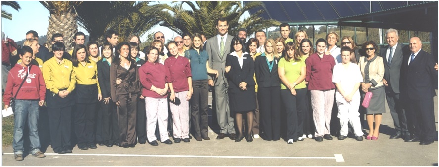 Imagen de los Reyes de Espaa con los trabajadores de Hostera de Torazo