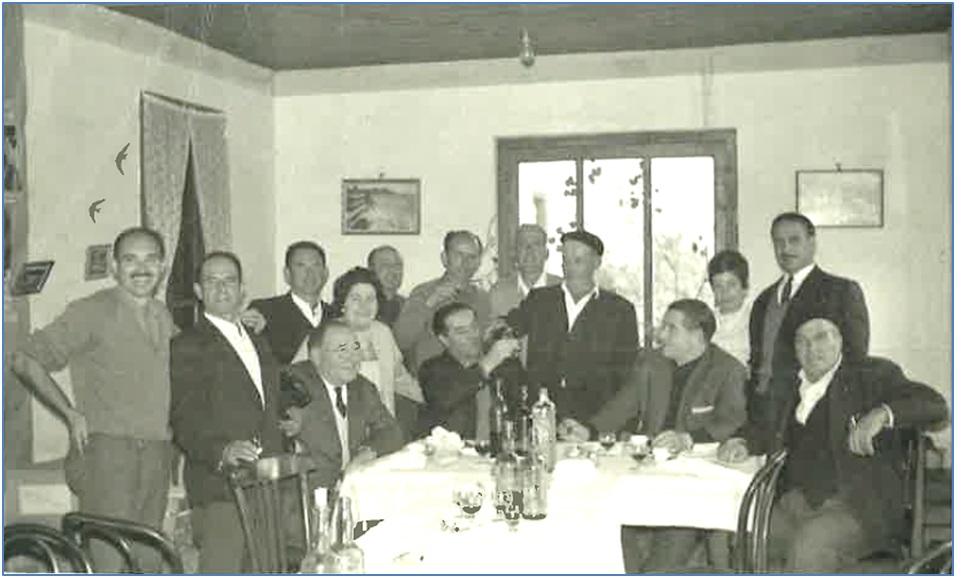 De izquierda a derecha, Jos Antonio Corripio Snchez, Baldomero (de Bargau), Carlos (sentado, capataz), Luis Solares Carriles (de Candones), Emma Monestina lvarez, Luis, Jos Muiz Huerta (de Mases, hoy en Santa Eulalia), Manuel Prida Gonzlez (de La R