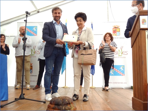 Enedina Rodrguez recibidndo el Dedal de Oro de manos del Alcalde