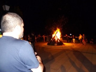 David Muiz Vallejo, tocando la gaita durante la noche de San Juan