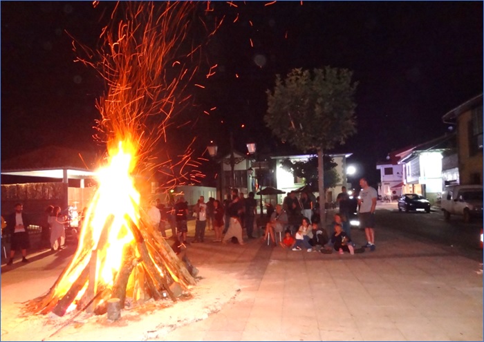Santa Eulalia (en la Plaza del Emigrante), viernes 23 de junio, 00:00 horas. Noche apacible, embrujada, de temperatura muy agradable. | EL ECO