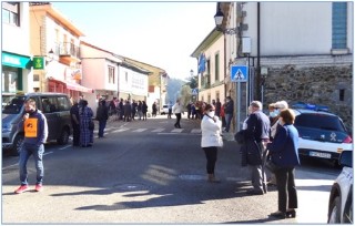 Efectivos de la Guardia Civil, en dos vehculos, se desplazaron y vigilaron a distancia prudente, sobre todo para que no se interrumpiera la circulacin./ EL ECO
