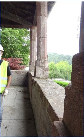 Columna de piedra cedida y con hundimiento en su suelo anterior, en la zona sur del cabildo (mirando al cementerio). No contemplada en el presupuesto por su ms compleja solucin./  Imagen del 8 de julio de 2020. EL ECO, Archivo