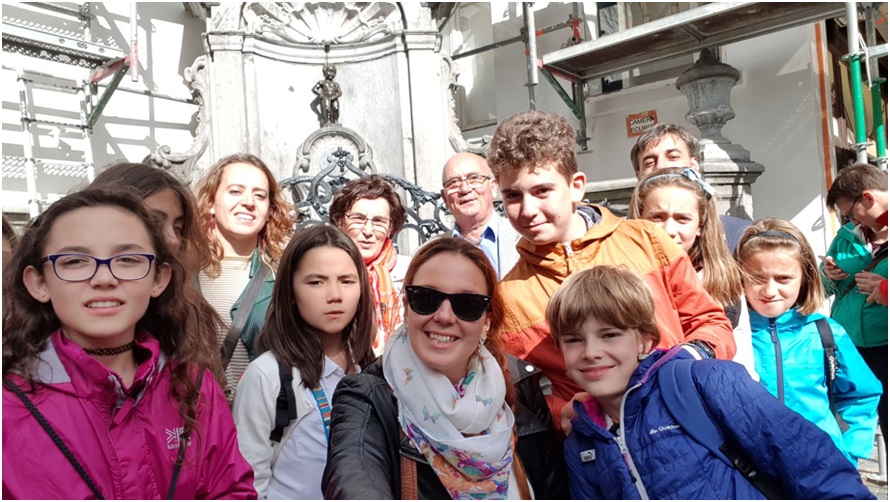 Con Marta y Eliseo, delante del Manneken Pis (nio men), en Bruselas