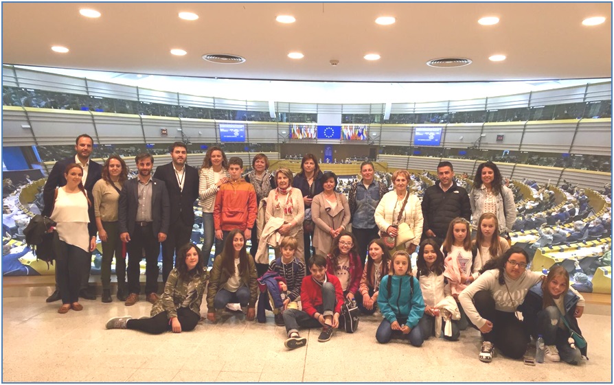 El grupo, ante una foto gigante en el interior del edificio parlamentario