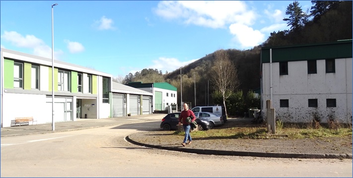 Vivero de Empresas (primer edificio de la izquierda, seguido de tres naves numeradas) y nave municipal (la primera a la derecha), en foto del lunes,7.
