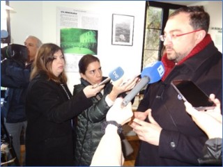 El Presidente atendiendo a la prensa