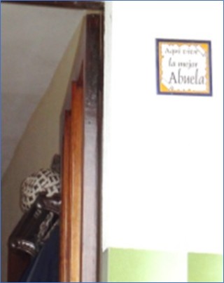 A la entrada de la puerta de su casa, este cartel. | EL ECO