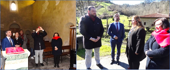 A la izquierda, fotografiando con su mvil la Cruz obra de Pepe Cuadra. A la derecha, en el cruce con la Senda (al fondo, la casa rehabilitada). | EL ECO