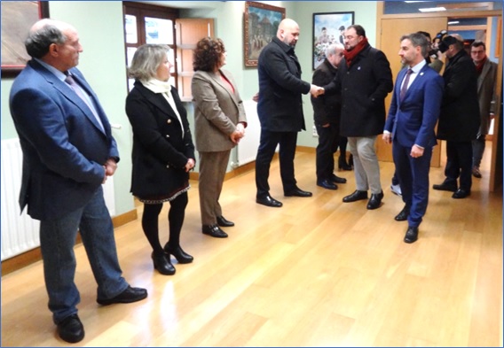 En la Sala de Juntas, cuya mesa se traslad a la Casa de Cultura, el Presidente salud, uno por uno, a los siete concejales presentes de la Corporacin cabranesa (falt Virginia Naredo). | EL ECO
